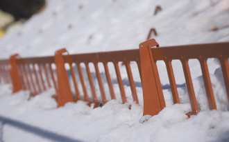 Jak wybrać skuteczny system ochrony dachu przed śniegiem i lodem? 