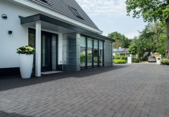 Czym kierować się przy wyborze odpowiedniego materiału na ścieżki i podjazdy? 