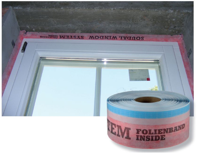 Przyklejanie taśmy paroszczelnej po wewnętrznej stronie okna 