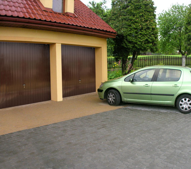 Uchylne bramy garażowe 