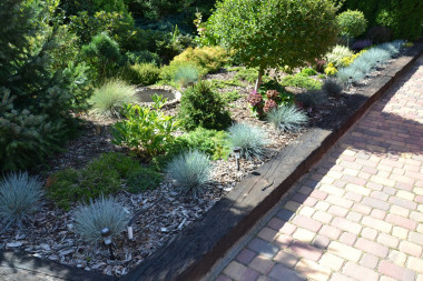 Lampki solarne przy podjeździe