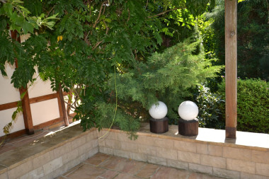 Lampki kule na tarasie