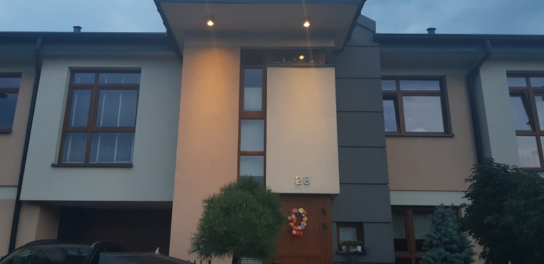 Lampy nad wejściem zamontował deweloper