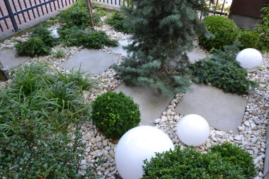 Kule i reflektorki halogenowe w żwirowym przedogródku