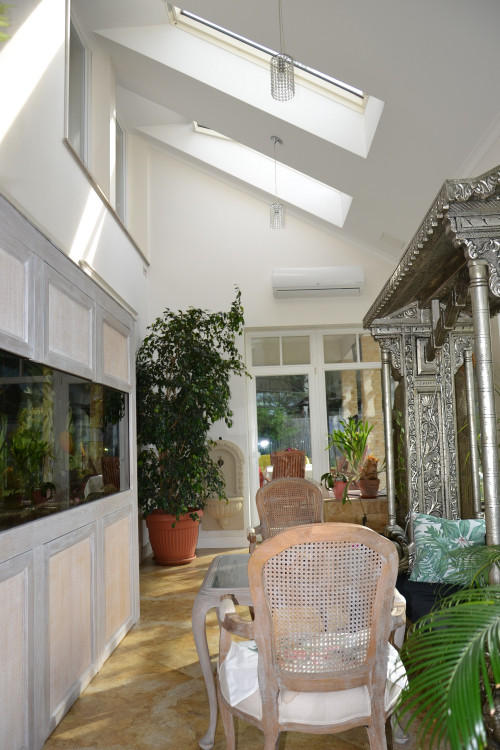 Okna dachowe w ogrodzie zimowym