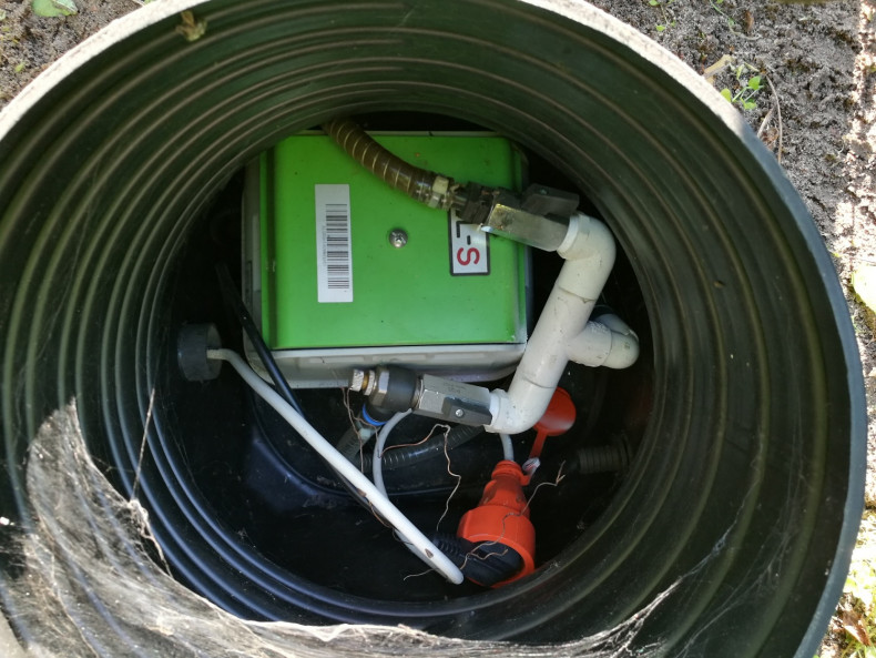 Pompa napowietrzająca w nadstawce-kominie