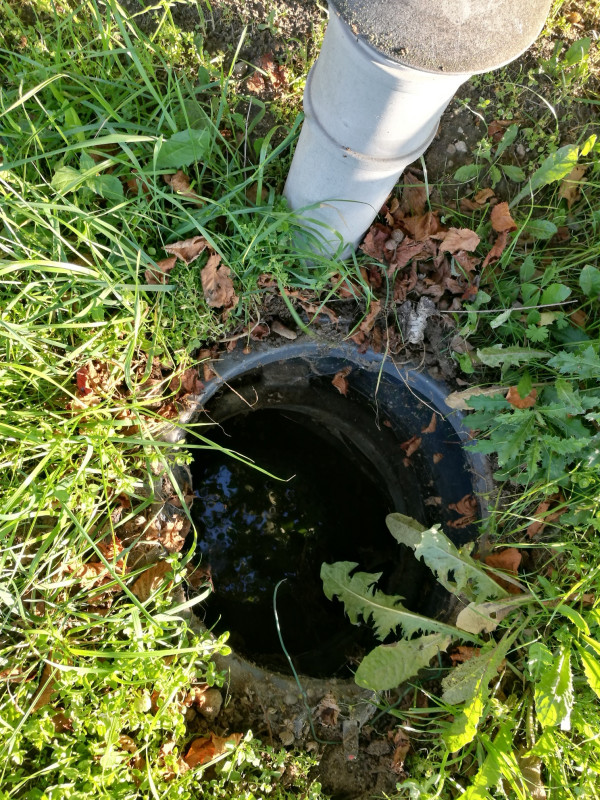 Studzienka rozprowadzająca na złożu piaskowo-żwirowym