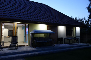 Oczka w podbitce dachu oświetlają taras