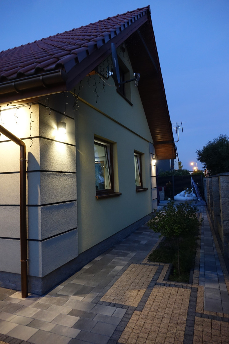 Kinkiety na elewacji