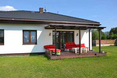 Drewniany podest oraz pergola zadaszona płytami z poliwęglanu