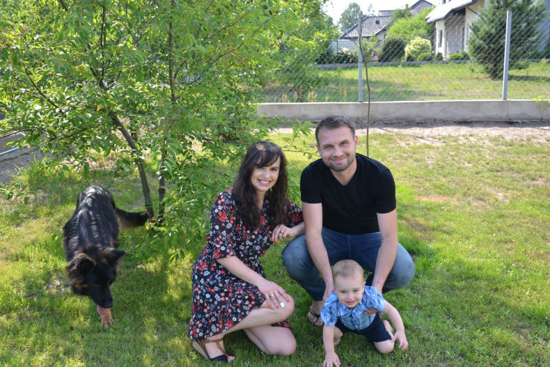 Właściciele domu, Asia i Jarek (z synkiem i psem)