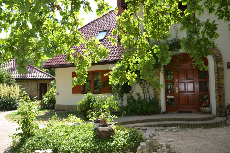 Front domu i wolno stojący garaż