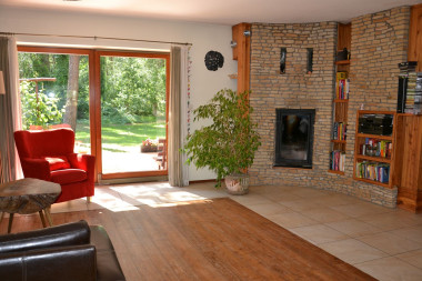 Wkład kominkowy na ścianie z piaskowca