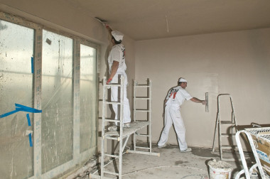 Prawidłowe przygotowanie podłoża to istotny element prac tynkarskich