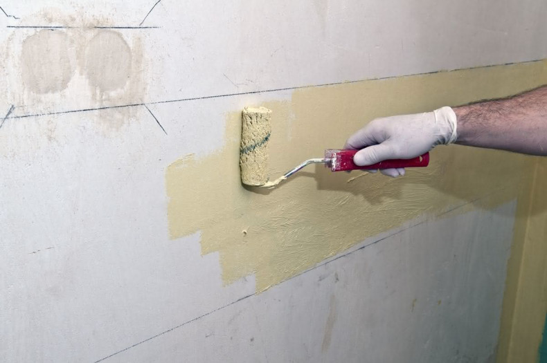 Wykonywanie przeciwwilgociowej izolacji podpłytkowej