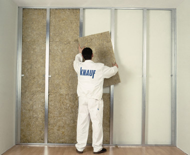 Układanie termoizolacji z wełny mineralnej