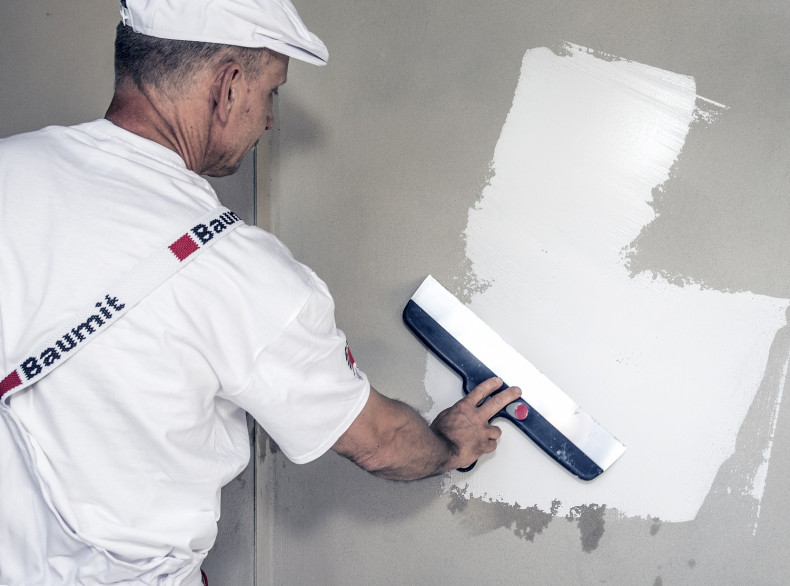 Nakładanie gładzi szpachlowej