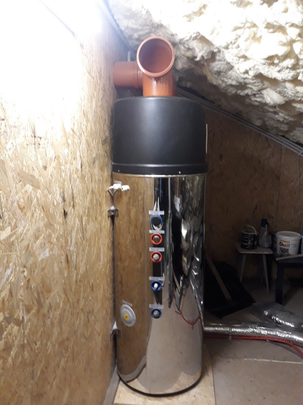 Powietrzna pompa pracuje na strychu