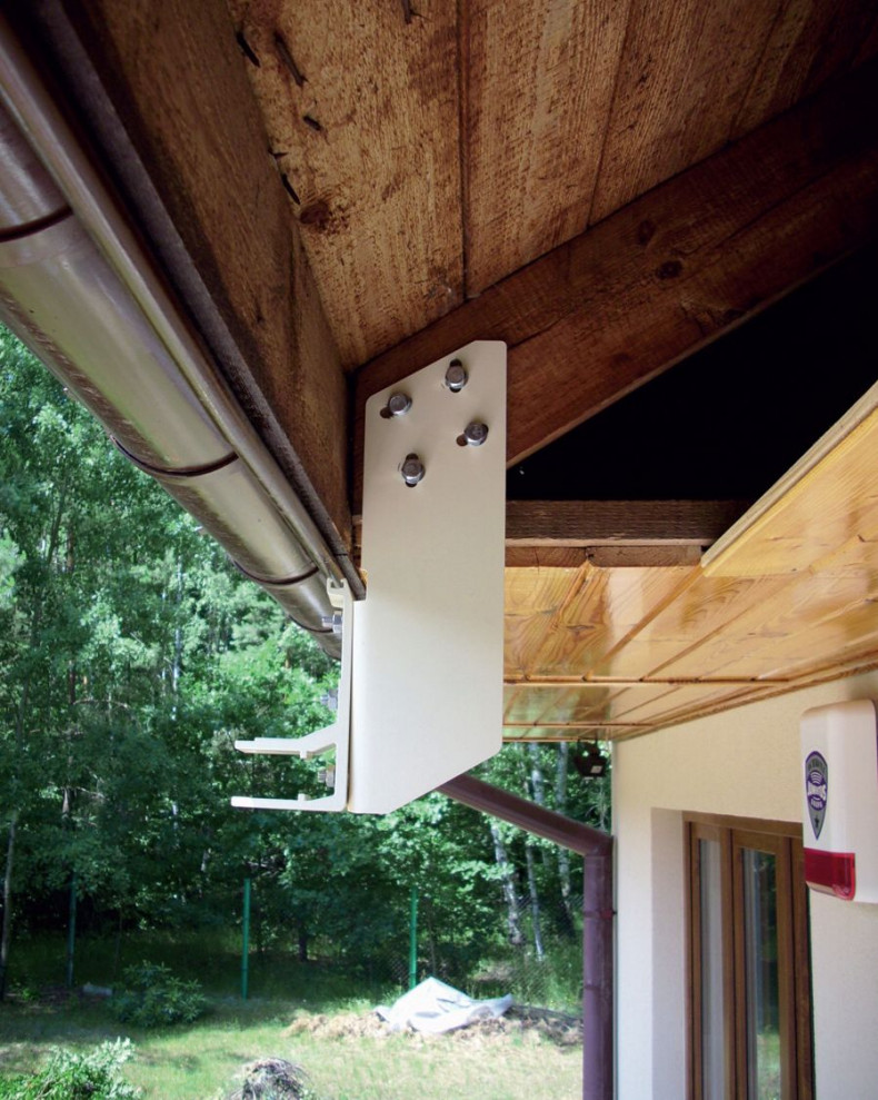 Markiza przykręcona do krokwi dachowej