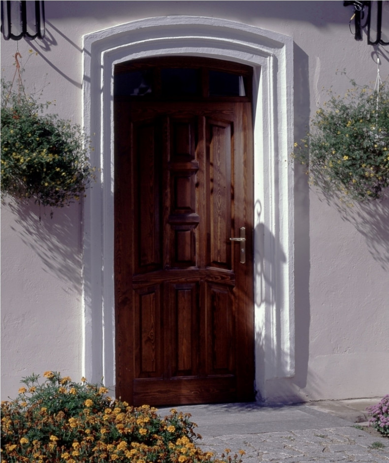 Drzwi zewnętrzne drewniane, dopasowane do otworu o nietypowym kształcie