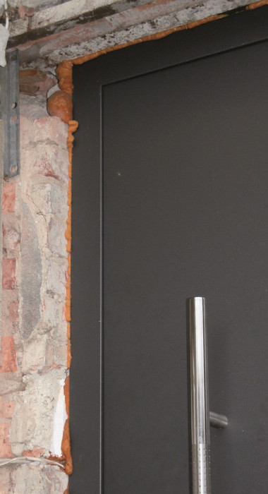 Szczelina między futryną i ścianą wypełniona pianką PUR