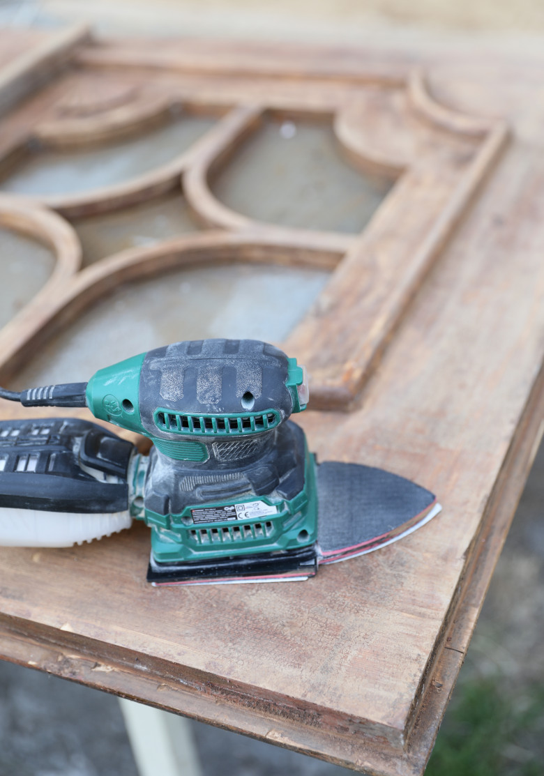 Szlifowanie drewnianych drzwi przed nałożeniem nowej powłoki malarskiej