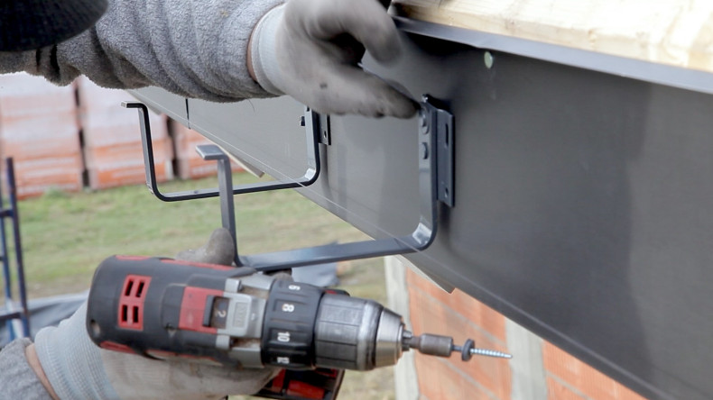 Montaż haków rynnowych