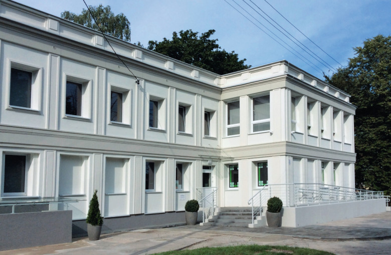 Elewacja budynku zdobiona detalami architektonicznymi Fasada System