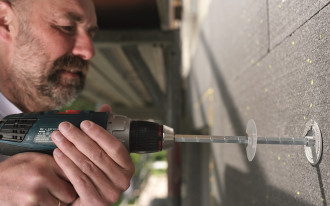 Bezpieczny montaż izolacji z termodyblem fischer