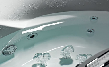 Dysze umieszczone w ściance wanny