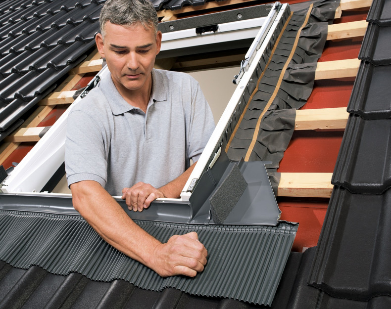 Montaż dolnego fragmentu kołnierza z fartuchem