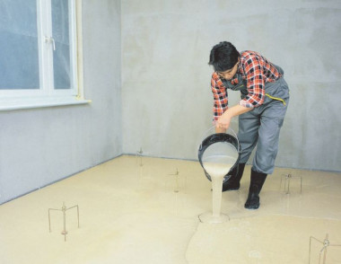 Wylewka samopoziomująca - ręczne rozlewanie masy