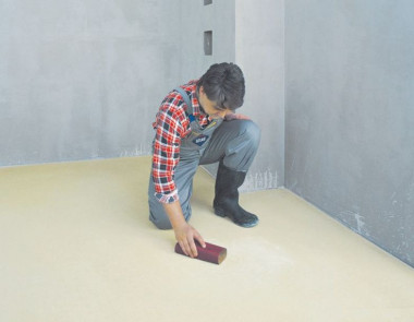 Wylewka samopoziomująca - wiązanie i twardnienie