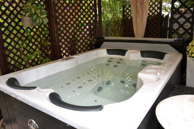 Czteroosobowa zewnętrzna wanna