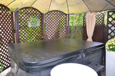 Wanna jacuzzi w zadaszonej altanie