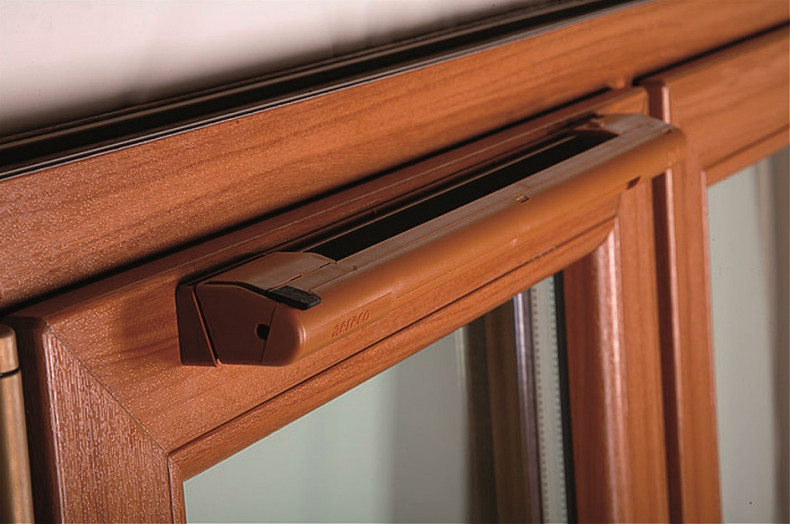 Profil okienny z zamontowanym nawiewnikiem