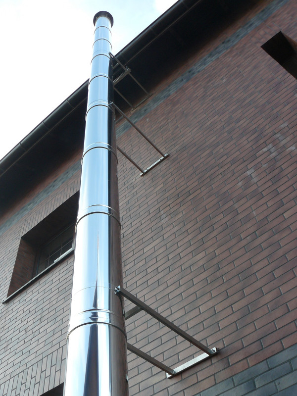 Komin zewnętrzny zakotwiony do ściany budynku