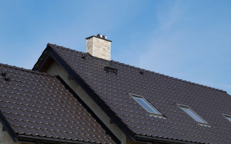 Produkty na bazie butylu, to skuteczne zabezpieczenie połączenia połaci z kominem i oknem dachowym