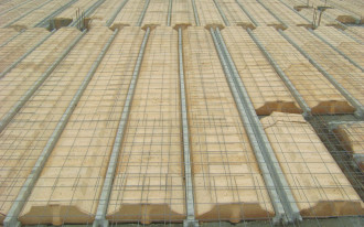 Jakie są zalety systemowych stropów strunobetonowych w porównaniu z klasycznymi stropami?