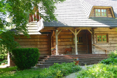 Widok z zewnątrz na dobudowaną kuchnię