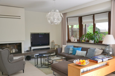 Salon z kominkiem w domu w zabudowie szeregowej