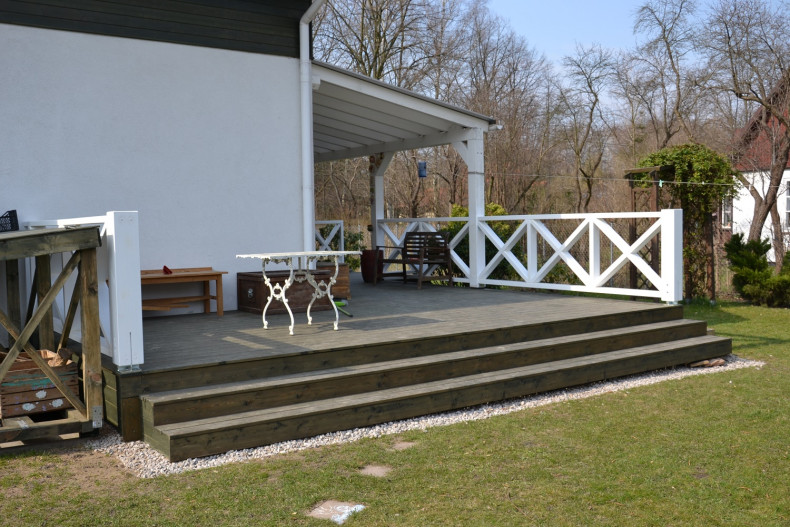 Rozbudowany narożny taras (podest)