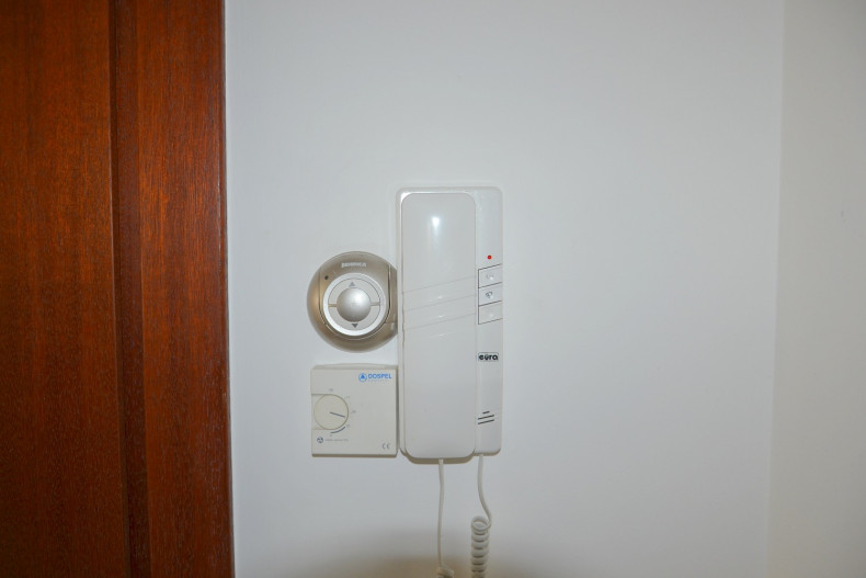 Unifon i przycisk do otwierania bramy wjazdowej