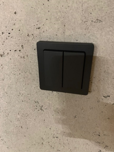 Klawiszowy łącznik układu inteligentnego budynku