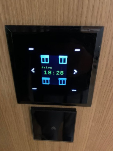 Panel dotykowy na ścianie