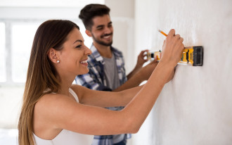 Jak zamocować lustro w łazience? Montaż krok po kroku