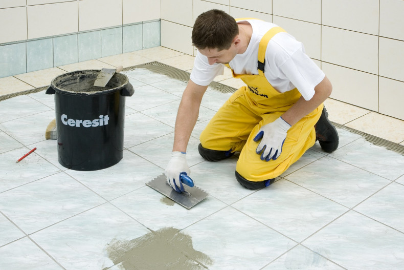 Nakładanie zaprawy wyrównującej na starą terakotę