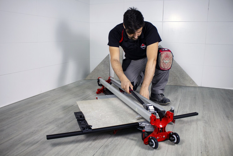 Cięcie płytek za pomocą gilotyny