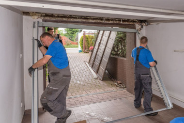 Montowanie ościeżnic bram segmentowych wewnątrz otworu wjazdowego