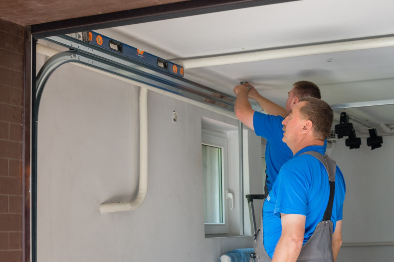 Przykręcanie prowadnic górnych